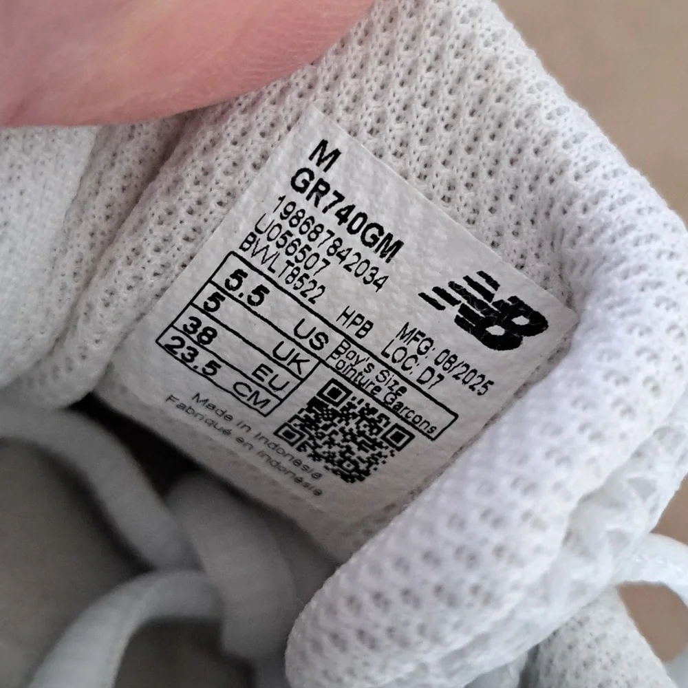 New Balance Kids' 740 Sneakers - Color: White/Gold/Black - Size: Kids 5.5 - Picture 9 of 9